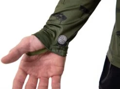 Googan Squad Long-Sleeve -Simms || 13 Fishing || Huk Shop googansquad l s cypress detail1 51 10 hoo 10006c