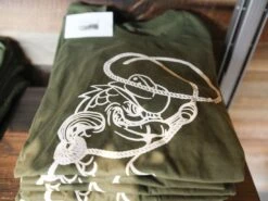 Karl's Bass Cowboy T-shirt -Simms || 13 Fishing || Huk Shop lifestyle cowboybass 50 01 krl 10007